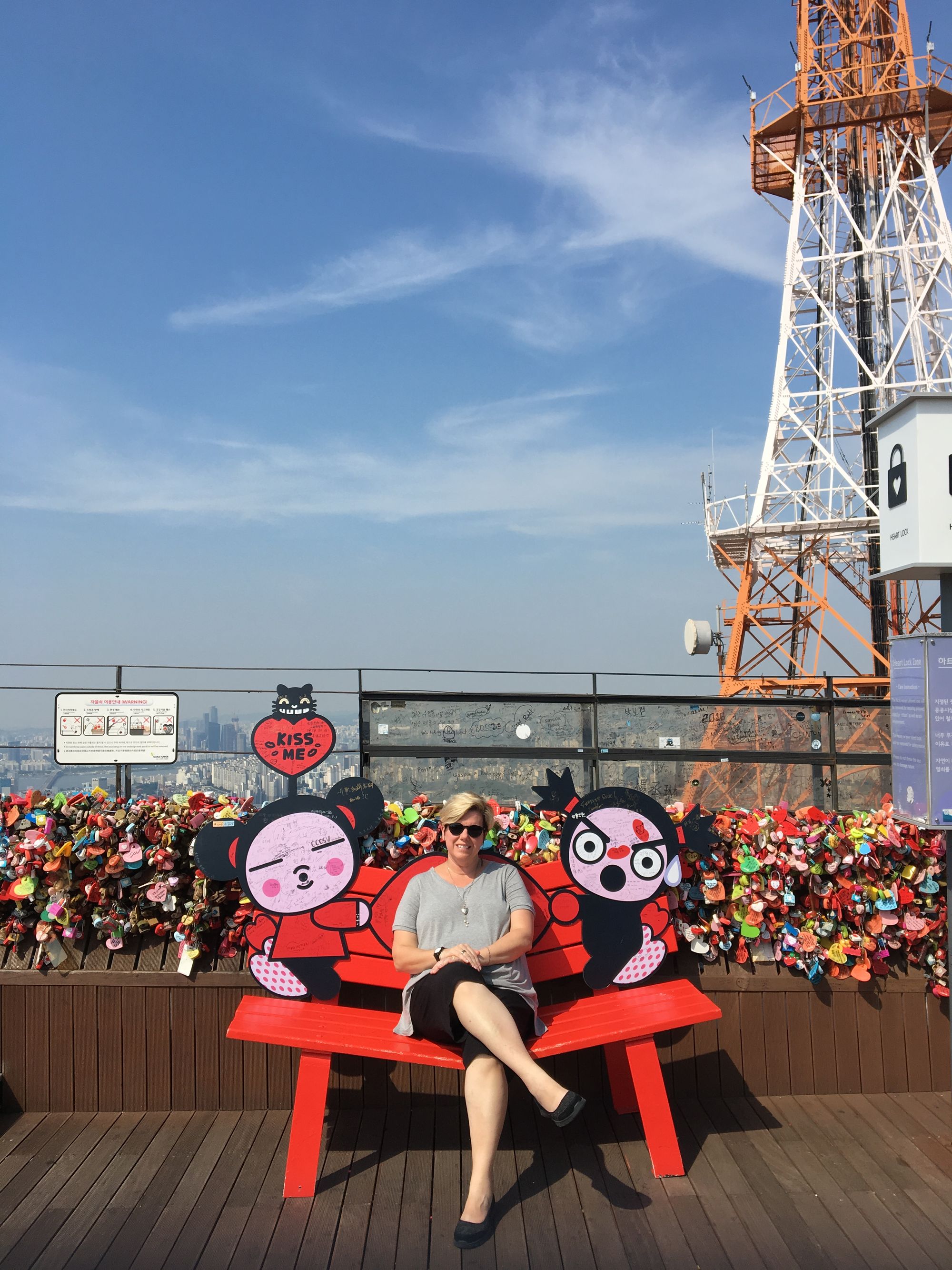 Aí estou eu na Nansam Tower, em 2018. Na primeira vez eu fui pra Coreia no verão, em Agosto. A temperatura chegou à 45º mas como o clima é seco, eu senti menos dos que os 35º do verão de Santos, minha cidade que é muito úmida. Este ponto turístico é um daqueles em que TODO MUNDO vai. 