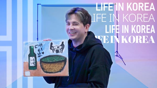 Dave segura a pintura de sua entrevista para o "Life In Korea” do Jornal Korea Herald. Foto: Korea Herald